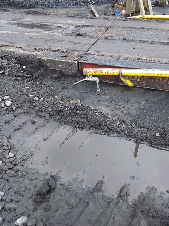 Dirty Truck Scale - Sludge 2a Dirty truck scale with sludge prohibiting free movement