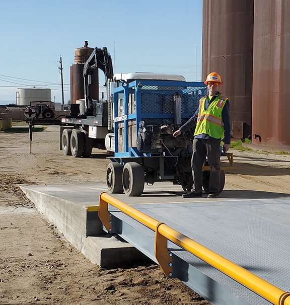 Concrete approach ramp to truck scale