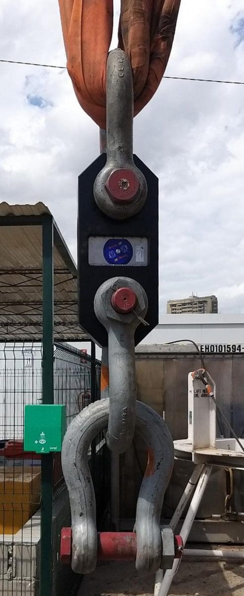 radiolink with crosby shackles is used to measure a load during a lift using heavy equipment