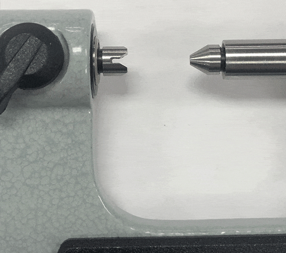 Screw thread anvil on micrometer