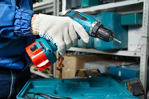 Male hand holding a screwdriver scale installation