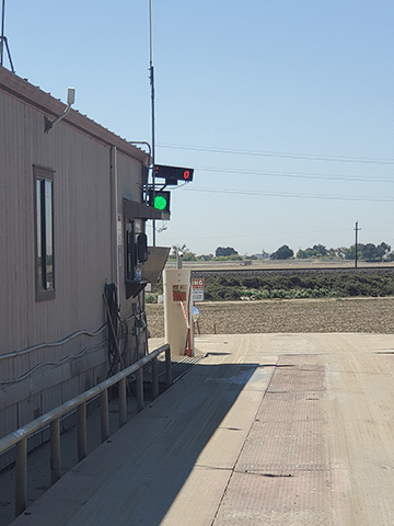 Unattended weighing system with traffic light Unattended truck scale weighing system with traffic light